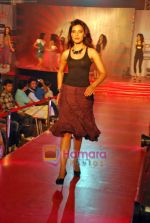 Model walk the ramp for Sobo show in Heera Panna on 3rd Oct 2009 (14).JPG